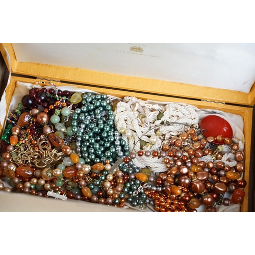 344 - A good collection of mainly vintage costume jewellery to include beaded necklaces, hallmarked silver... 