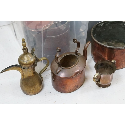 412 - Collection of mixed metalware, 19th century onwards, to include copper kettles, cooking pots / pans,... 