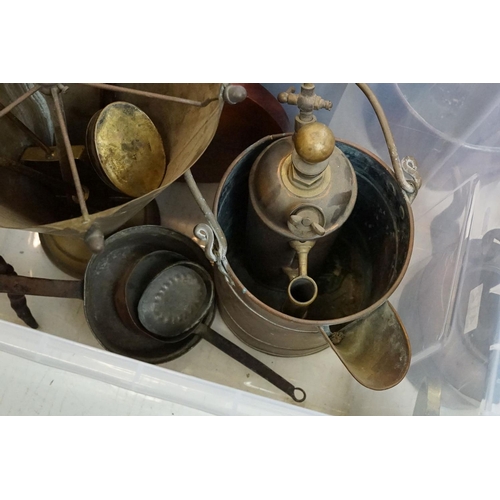 412 - Collection of mixed metalware, 19th century onwards, to include copper kettles, cooking pots / pans,... 