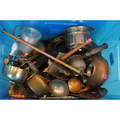 413 - Mixed metalware to include a copper teapot, brass letter rack, hunting horn, oil can, etc; plus a fr... 