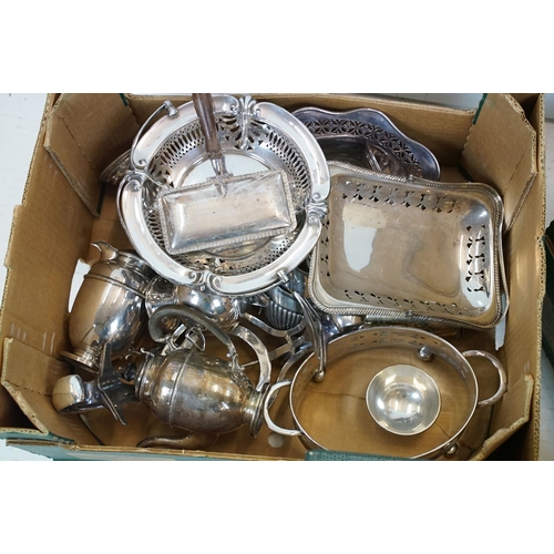 439 - Collection of mixed silver plate to include a Viners cutlery set (boxed), trumpet vase, teapots, cof... 