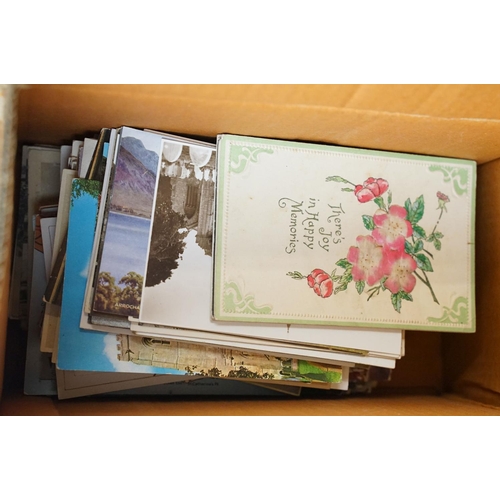 510 - A collection of mainly early 20th century postcards to include printed and real photo examples.