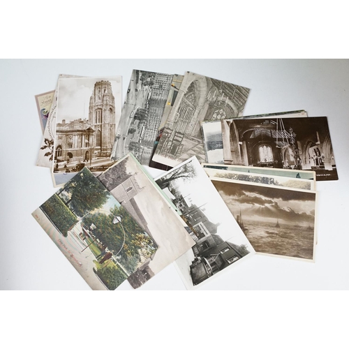 510 - A collection of mainly early 20th century postcards to include printed and real photo examples.