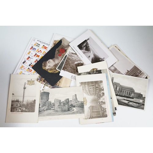 510 - A collection of mainly early 20th century postcards to include printed and real photo examples.