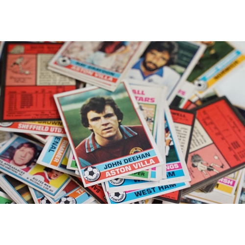 518 - A collection of mainly 1970's Topps Chewing Gum football cards.