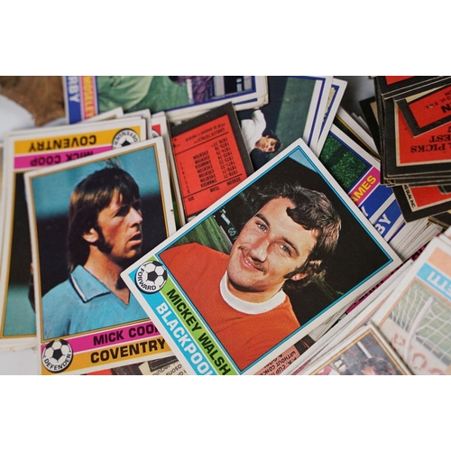 518 - A collection of mainly 1970's Topps Chewing Gum football cards.