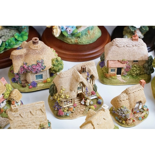 119 - Collection of fourteen assorted Lilliput Lane cottages together with a selection of Country Artists ... 