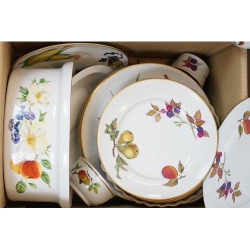 121 - Royal Worcester tea & dinner ware, mostly Evesham / Evesham Gold pattern, to include dinner plates, ... 