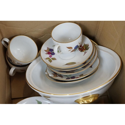 121 - Royal Worcester tea & dinner ware, mostly Evesham / Evesham Gold pattern, to include dinner plates, ... 