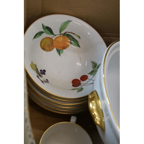 121 - Royal Worcester tea & dinner ware, mostly Evesham / Evesham Gold pattern, to include dinner plates, ... 