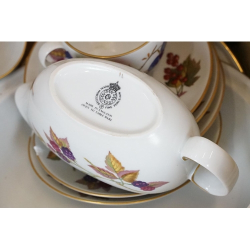 121 - Royal Worcester tea & dinner ware, mostly Evesham / Evesham Gold pattern, to include dinner plates, ... 