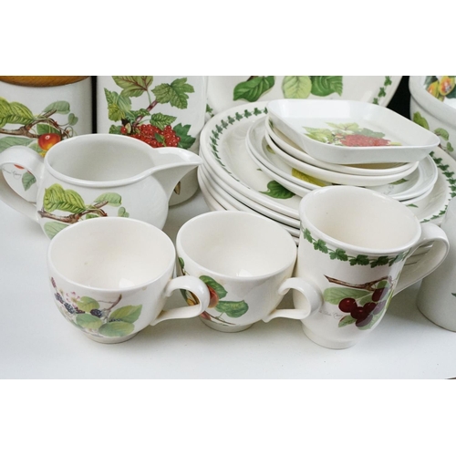 123 - Portmeirion 'Pomona' pattern ceramics to include 7 dinner plates, mixing bowl, 2 storage jars, jug, ... 