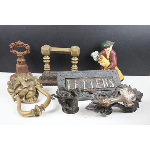 401 - Mixed metalware to include a brass lion door knocker, cast iron bell doorstop, cat iron doorstop mod... 