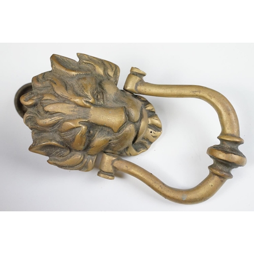 401 - Mixed metalware to include a brass lion door knocker, cast iron bell doorstop, cat iron doorstop mod... 