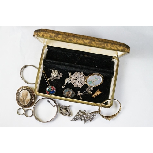 305A - A small collection of vintage costume jewellery to include brooches, rings, necklace.... etc/