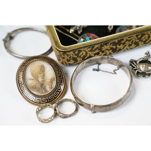 305A - A small collection of vintage costume jewellery to include brooches, rings, necklace.... etc/