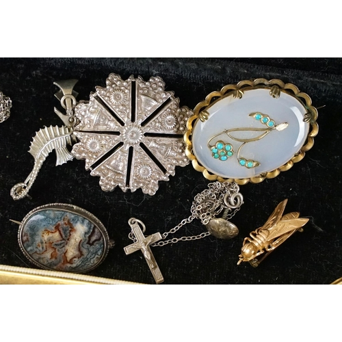 305A - A small collection of vintage costume jewellery to include brooches, rings, necklace.... etc/