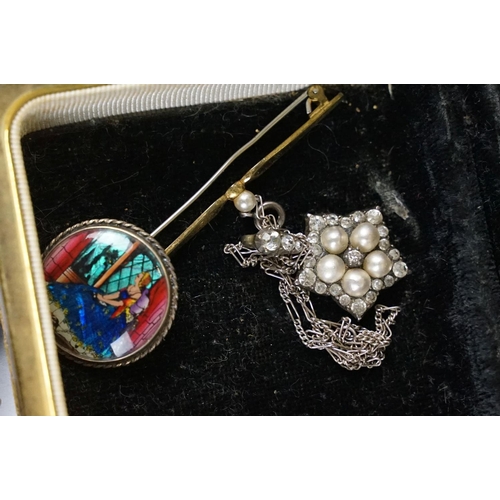 305A - A small collection of vintage costume jewellery to include brooches, rings, necklace.... etc/