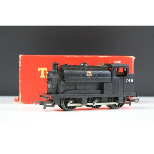 28 - Eight boxed Triang OO gauge locomotives to include R351 Co Co Class EM2 Electric Locomotive, 2 x R15... 