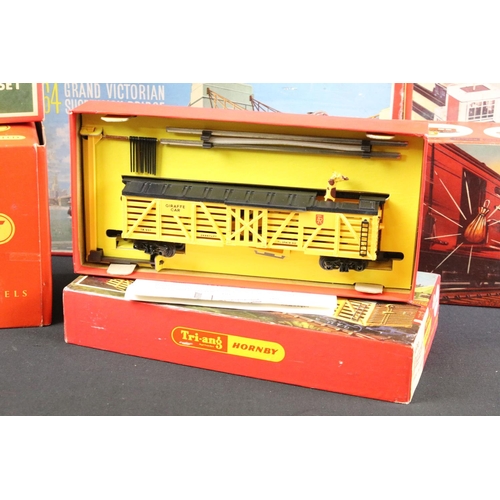 34 - 11 Boxed Triang Hornby OO gauge trackside accessories and sets to include R264 Grand Victorian Suspe... 