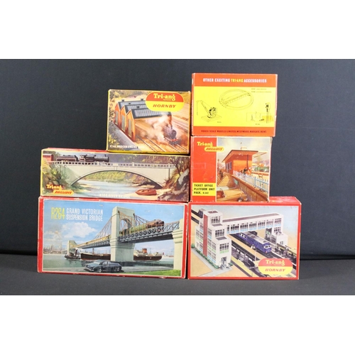 34 - 11 Boxed Triang Hornby OO gauge trackside accessories and sets to include R264 Grand Victorian Suspe... 