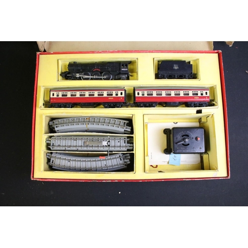 71 - Nine boxed Triang OO gauge train sets to include R1, R3X, RAX, RO etc, contents completeness varries... 