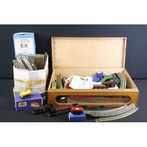 84 - Quantity of Hornby Dublo model railway to include Duchess of Montrose locomotive, 0-6-2 BR 69567 loc... 