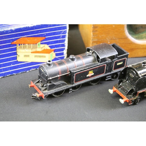 84 - Quantity of Hornby Dublo model railway to include Duchess of Montrose locomotive, 0-6-2 BR 69567 loc... 