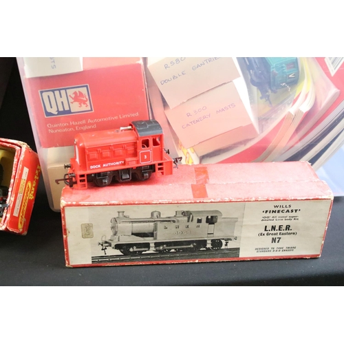 86 - Quantity of OO gauge model railway accessories to include scenery, trackside items, locomotive, roll... 