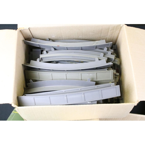 86 - Quantity of OO gauge model railway accessories to include scenery, trackside items, locomotive, roll... 