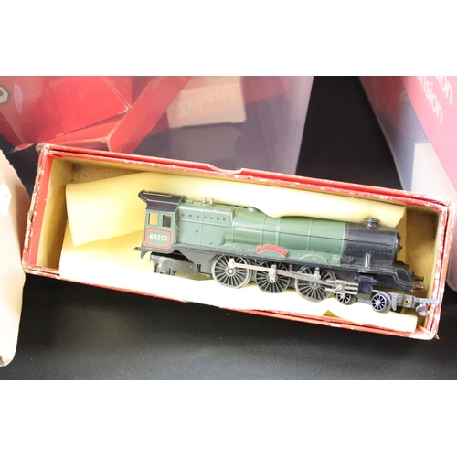 86 - Quantity of OO gauge model railway accessories to include scenery, trackside items, locomotive, roll... 