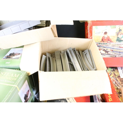 86 - Quantity of OO gauge model railway accessories to include scenery, trackside items, locomotive, roll... 