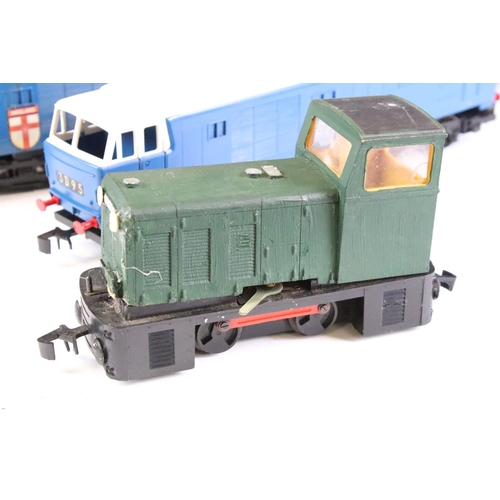 91 - Three Triang plastic O gauge locomotives to include 2 x Blue Flier and a D7099 plus an O gauge batte... 