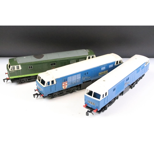 91 - Three Triang plastic O gauge locomotives to include 2 x Blue Flier and a D7099 plus an O gauge batte... 