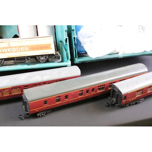 92 - 19 Lima O gauge items of rolling stock to include 8 x coaches, 2 x Shell Tankers, wagons and trucks ... 