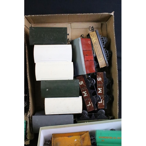 94 - 16 Boxed Hornby O gauge items of rolling stock to include No 50 SAKA Salt Wagon, No 1 Petrol Tank Wa... 