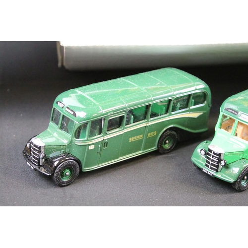 123 - Collection of 46 Corgi diecast model buses / coaches, diecast vg. (2)