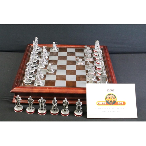 304 - Doctor Who - Danbury Mint Doctor Who 'A Mighty Battle Between Good And Evil' Chess Set, complete wit... 