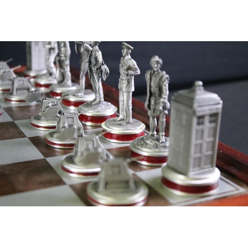 304 - Doctor Who - Danbury Mint Doctor Who 'A Mighty Battle Between Good And Evil' Chess Set, complete wit... 