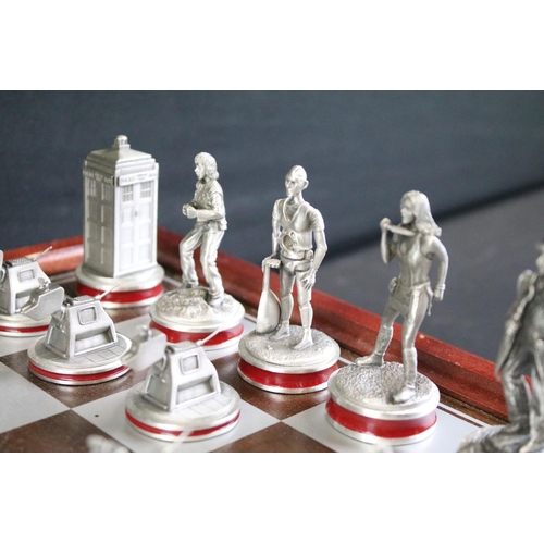 304 - Doctor Who - Danbury Mint Doctor Who 'A Mighty Battle Between Good And Evil' Chess Set, complete wit... 