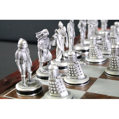 304 - Doctor Who - Danbury Mint Doctor Who 'A Mighty Battle Between Good And Evil' Chess Set, complete wit... 