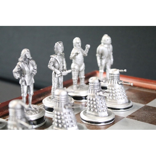 304 - Doctor Who - Danbury Mint Doctor Who 'A Mighty Battle Between Good And Evil' Chess Set, complete wit... 