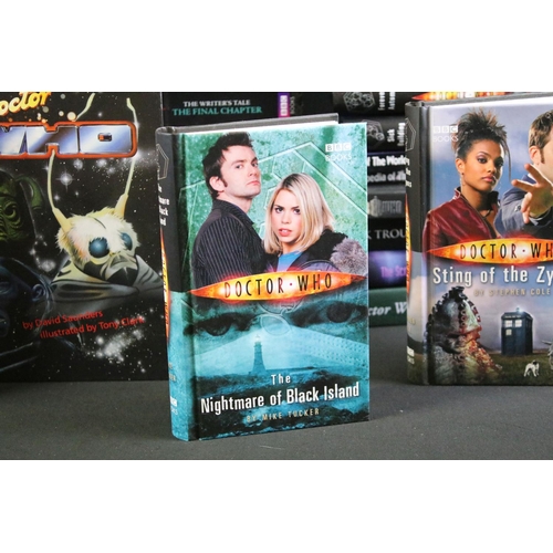 318 - Doctor Who - Over 50 Doctor Who hardback & paperback books, featuring The Doctor Who Omnibus, Winner... 