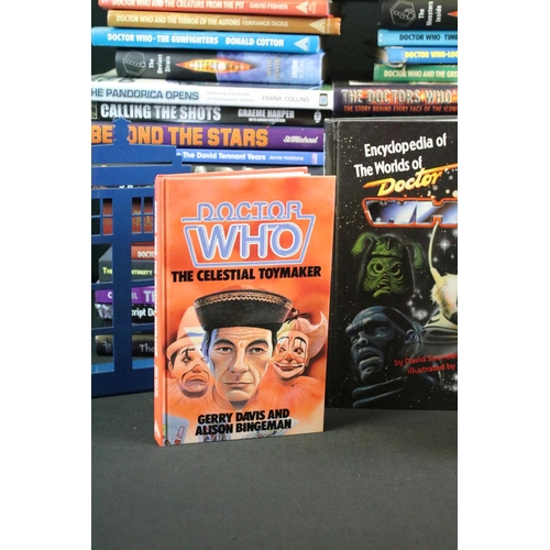 318 - Doctor Who - Over 50 Doctor Who hardback & paperback books, featuring The Doctor Who Omnibus, Winner... 