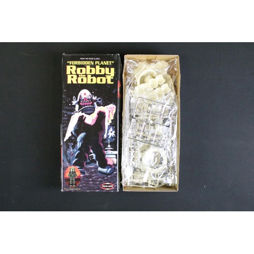 322 - Five space / Sci-Fi related plastic model kits to include 2 x Polar Lights (sealed The Robot Lost in... 