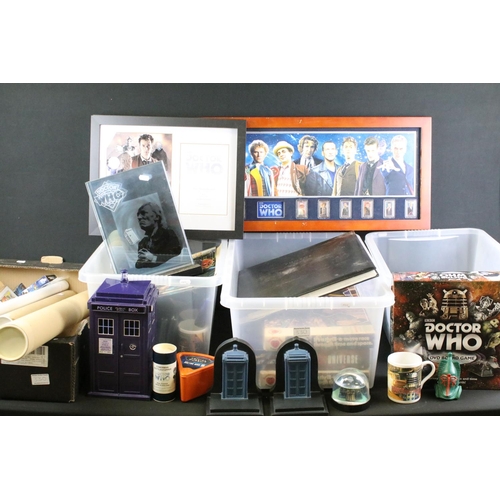 330 - Doctor Who - A collection of mixed BBC Doctor Who toys, games & collectables to include posters, ing... 