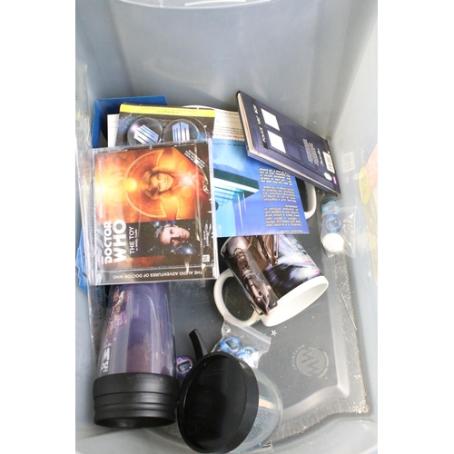 330 - Doctor Who - A collection of mixed BBC Doctor Who toys, games & collectables to include posters, ing... 