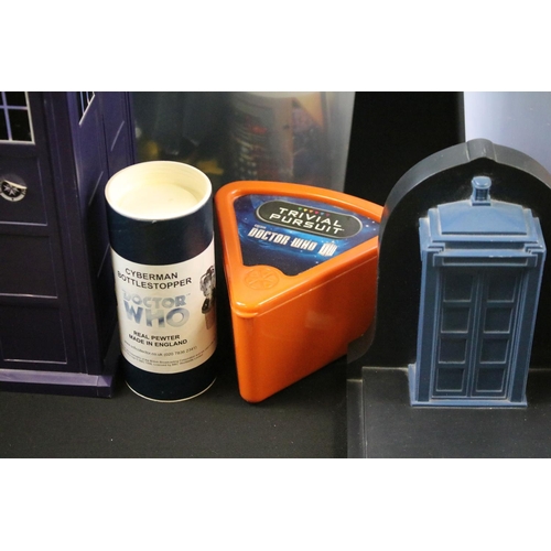 330 - Doctor Who - A collection of mixed BBC Doctor Who toys, games & collectables to include posters, ing... 