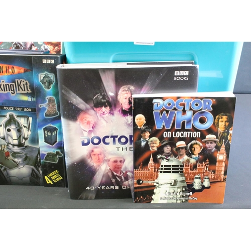 331 - Doctor Who - A large collection of over 100 Doctor Who hardback & paperback books, featuring Doctor ... 