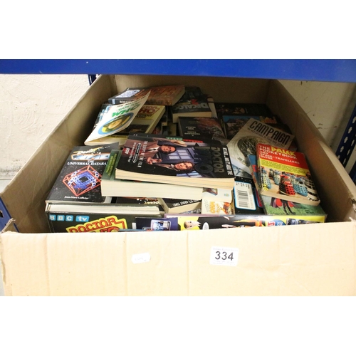 334 - Doctor Who - A large collection of over 250 Doctor Who books, mostly paperbacks, featuring Doctor Wh... 